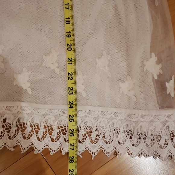 White lace top. "LILLY MASON" - Picture 15 of 15